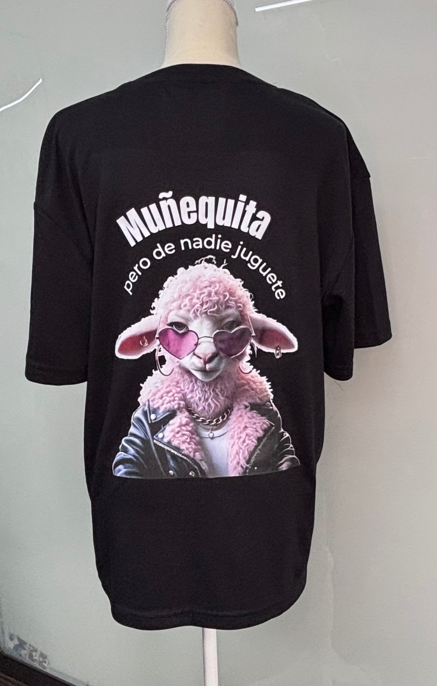 T-shirt Unisex Oversize Muñeca, No Juguete